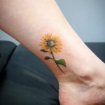 tatouage tournesol couleur par Lily tattoo